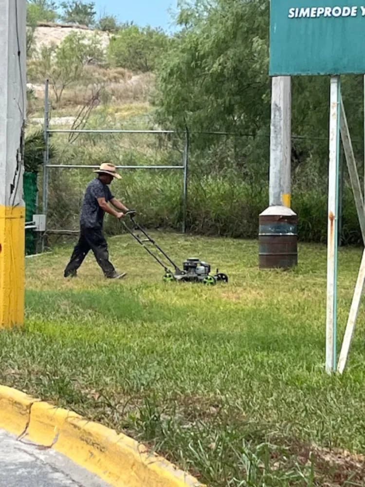 Corte de césped y mantenimiento de áreas verdes en zona industrial de Monterrey